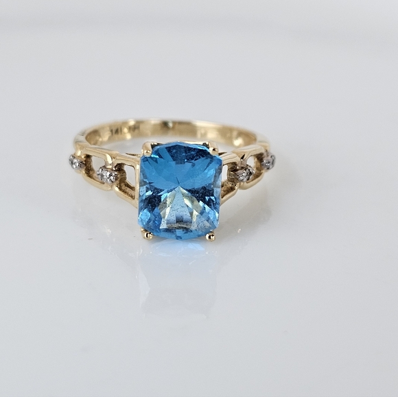 Elegant Genuine Blue Topaz & Diamond Ring in 14kt Solid Yellow Gold! 🩵💎 - Picture 5 of 10